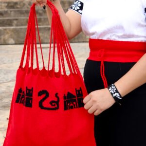 Bolsa de telar artesanal con bordado zoque, disponible en varios colores, ideal para uso diario con estilo tradicional mexicano.