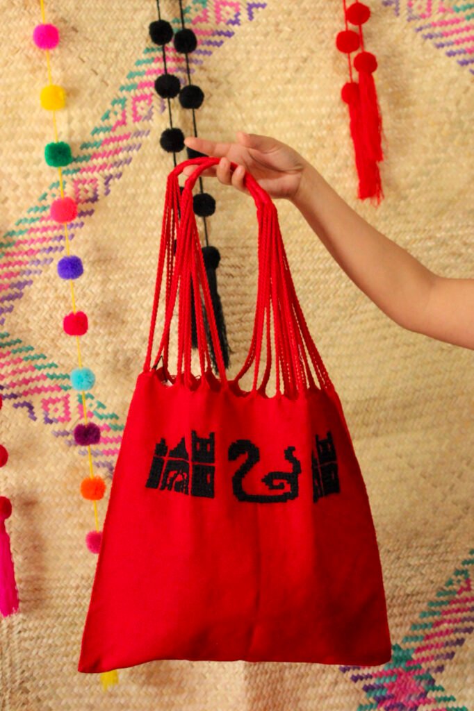 bolso con aplicaciones de bordado zoque de copainala