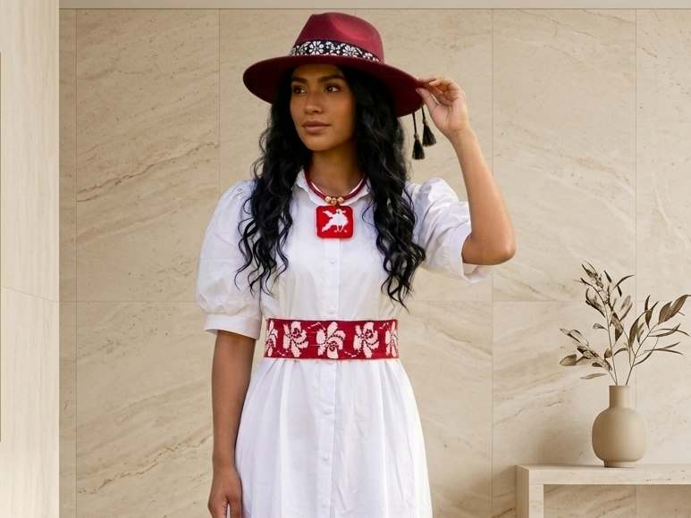 mujer modelando un atuendo con bordado zoque de copainala