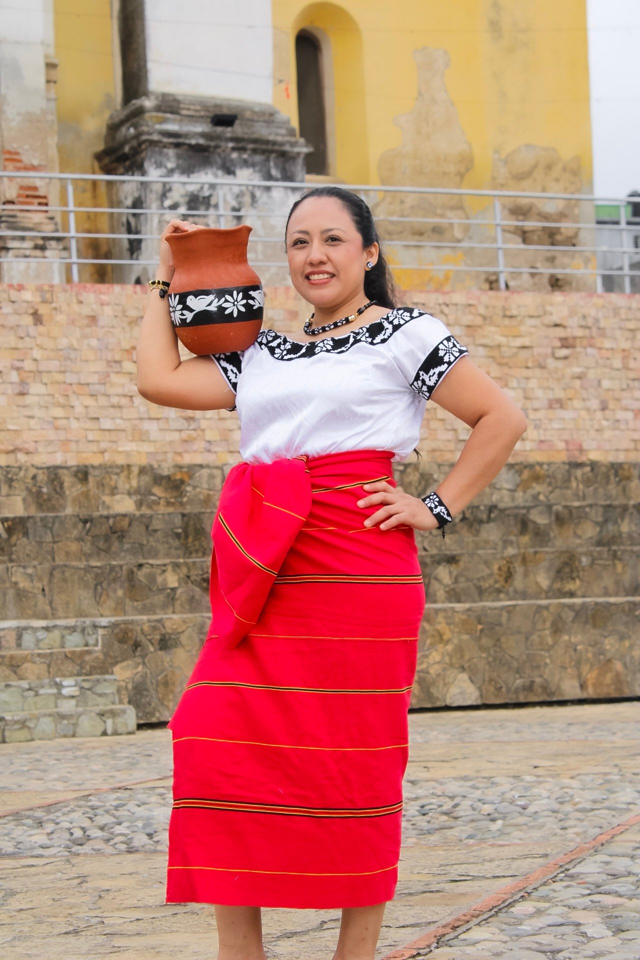 mujer con vestimenta tradicional zoque de sunyipa yomo
