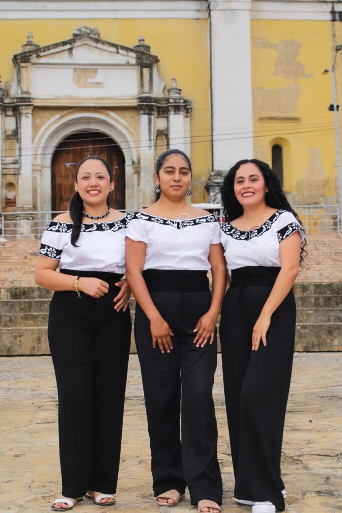 mujeres emprendedoras de copainala con atuendos estilizados de borado zoque