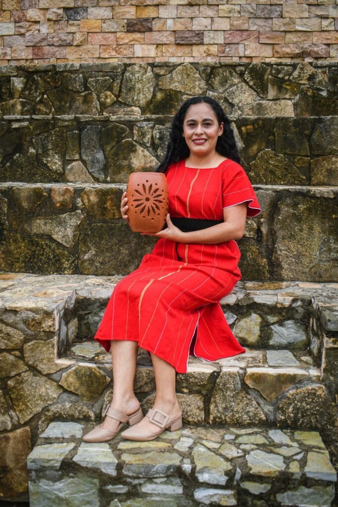 mujer zoque del municipio de copaianala, con alfareria