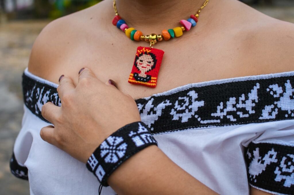 joyeria hecha con bordado zoque de copainala chiapas