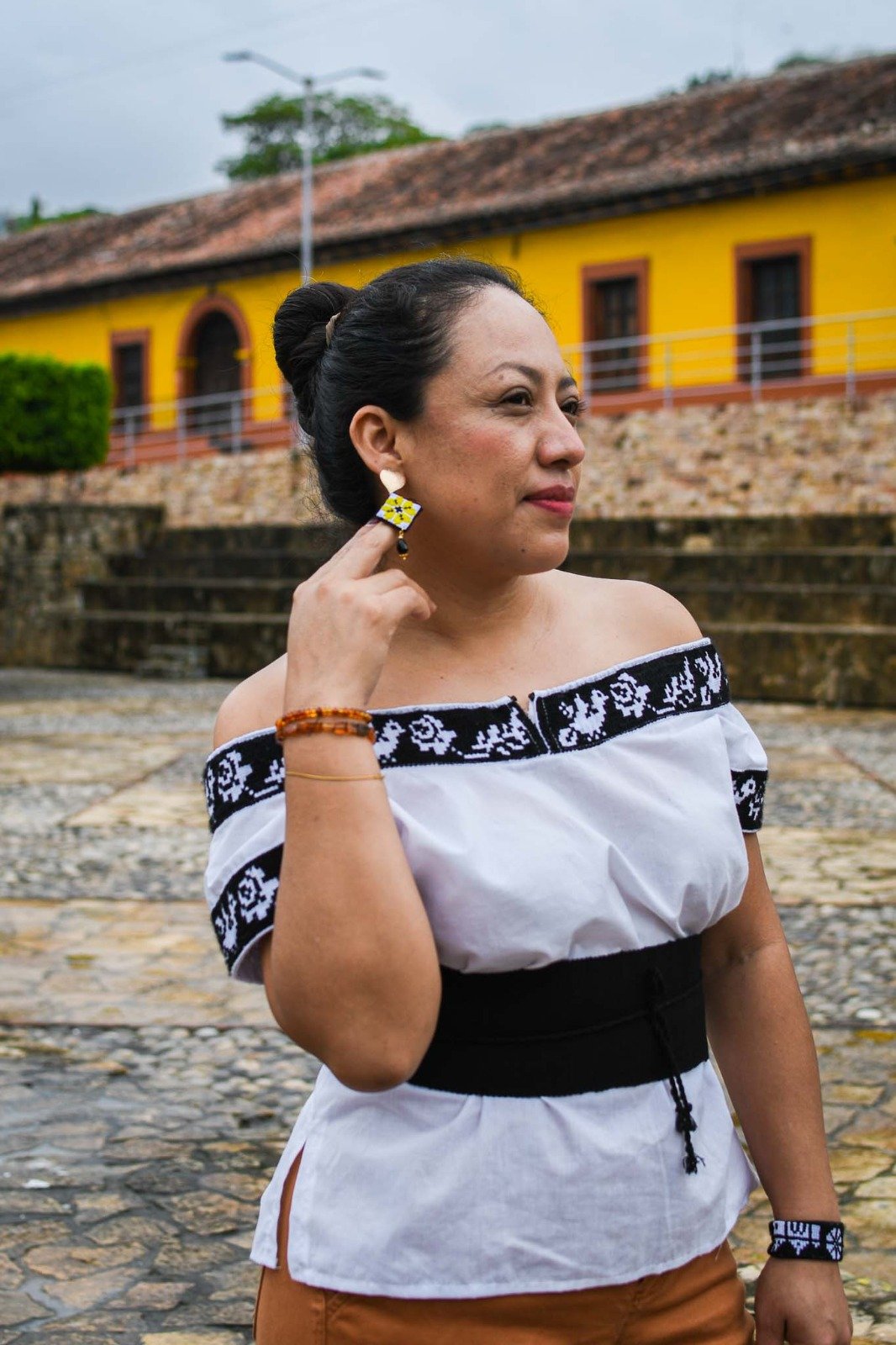 mujer artesana zoque de sunyipa yomo, elabora bordado zoque de copainala chiapas
