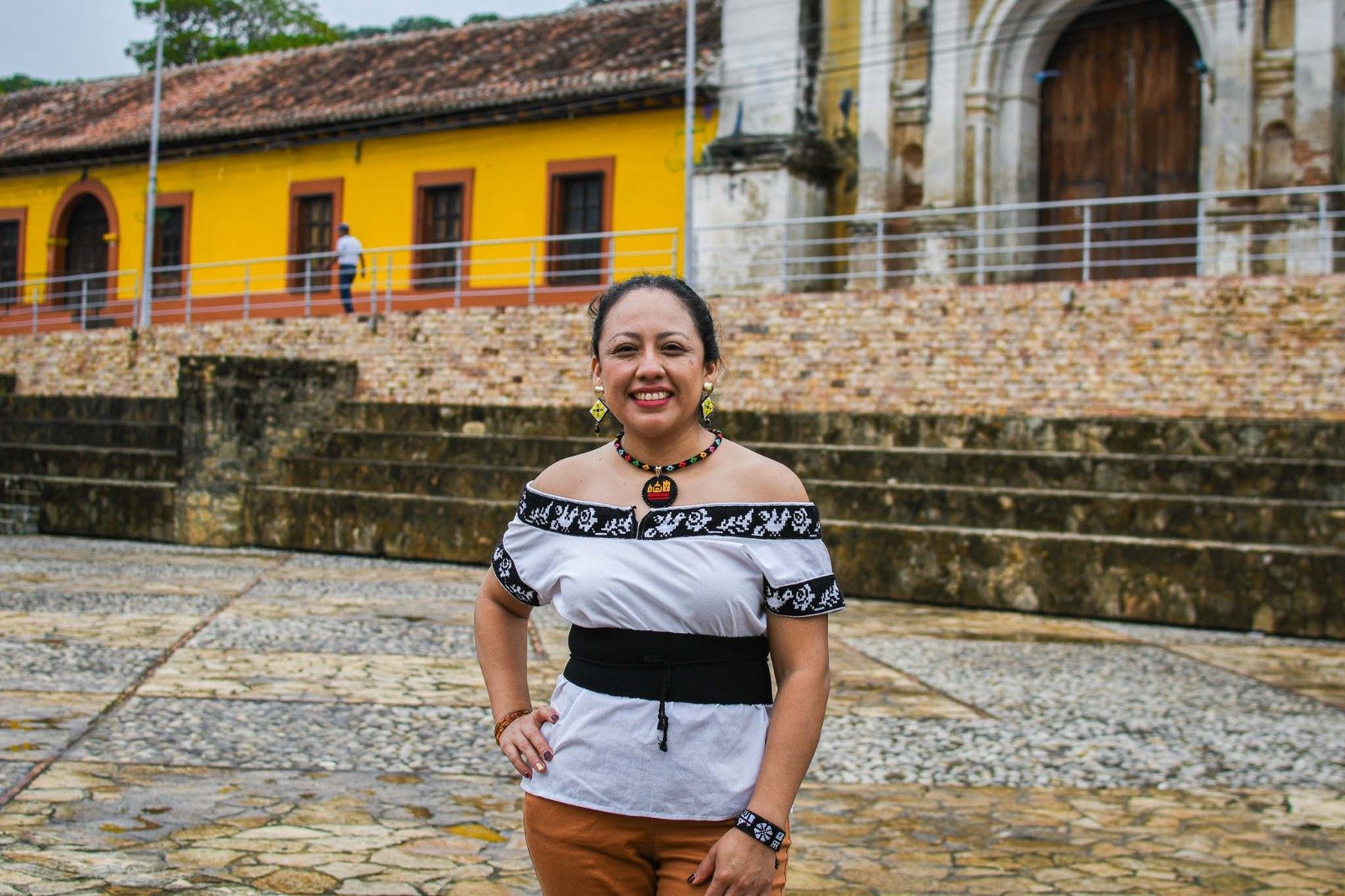 mujer artesana zoque de sunyipa yomo, elabora bordado zoque de copainala chiapas