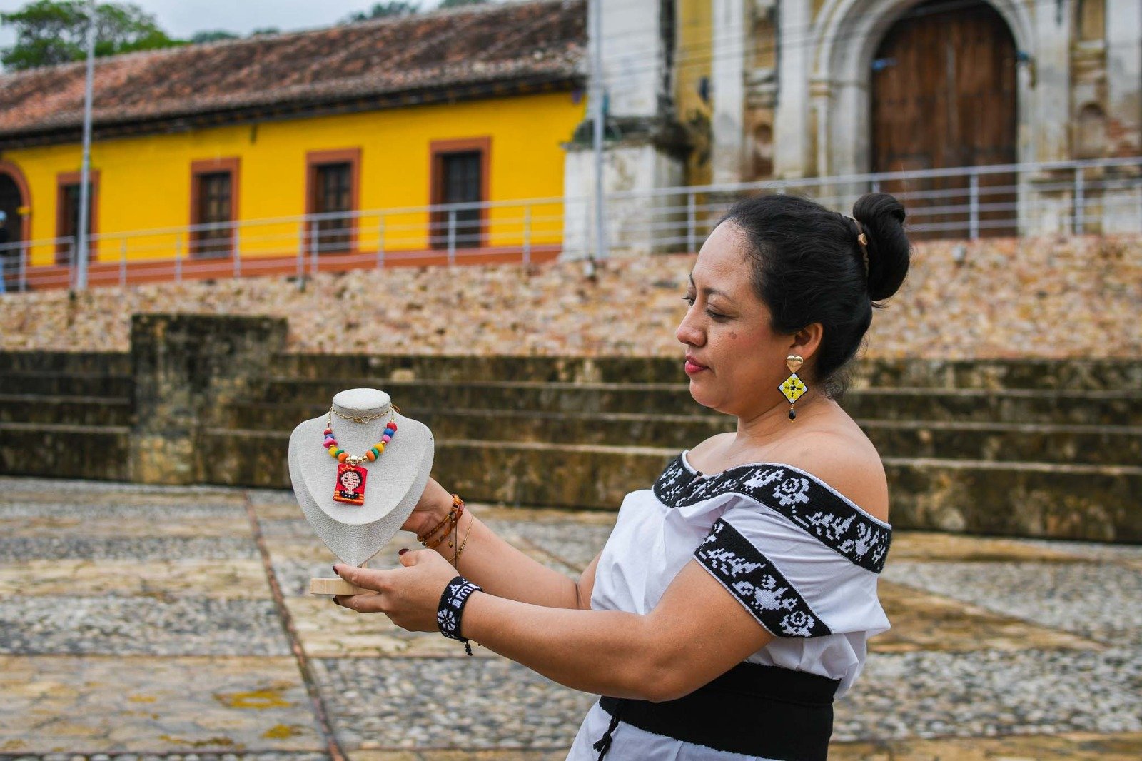mujer artesana zoque de sunyipa yomo, elabora bordado zoque de copainala chiapas