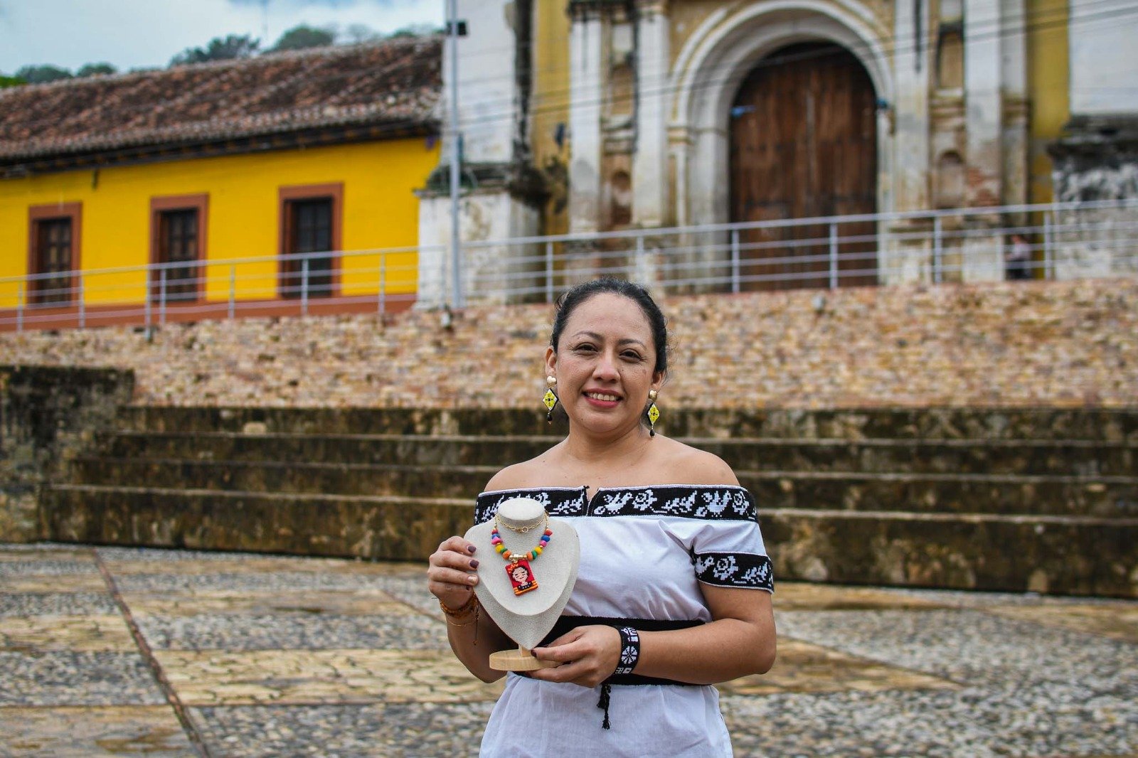 mujer artesana zoque, elabora bordado zoque de copainala chiapas