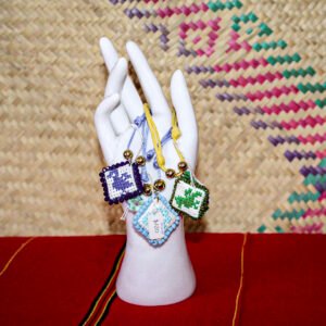 Pulsera artesanal bordada a mano con diseño zoque. Ajustable a cualquier muñeca, ligera y perfecta para uso diario o como accesorio cultural.