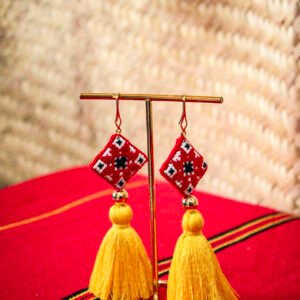 Aretes artesanales bordados a mano con diseño zoque y borla decorativa. Ligeros, elegantes y perfectos para darle un toque único a tu estilo.
