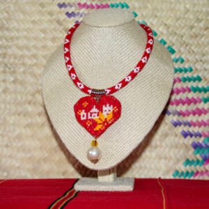 collar artesanal con bordado zoque en forma de corazón es una pieza única elaborada a mano en Copainalá, Chiapas.