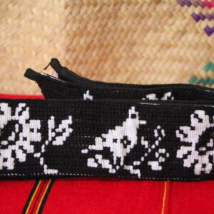 Cinturón artesanal con bordado zoque, elaborado a mano y ajustable a diferentes tallas. Ideal para complementar outfits con un toque cultural y auténtico.