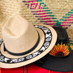 Sombrero artesanal pintado a mano por artesanas zoques. Diseño único con detalles artísticos, ideal para un estilo auténtico y distintivo.