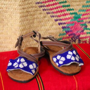 Sandalias artesanales con bordado zoque hecho a mano. Cómodas, ajustables y perfectas para un estilo fresco y auténtico.