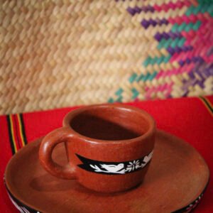 Set artesanal de alfarería compuesto por taza y plato, pintado a mano con diseños inspirados en el arte zoque. Ideal para café o como pieza decorativa.