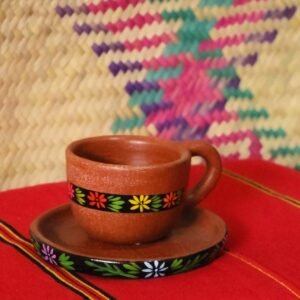 Set artesanal de taza mediana con plato, elaborado en barro y pintado a mano con diseño floral inspirado en el arte zoque.