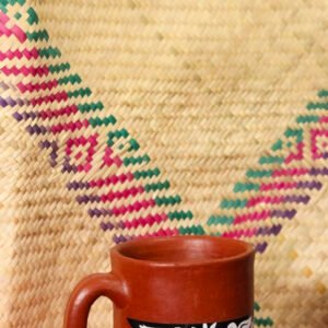 Tarro cervecero artesanal de barro, pintado a mano con diseño zoque. Ideal para disfrutar bebidas frías o como pieza decorativa.