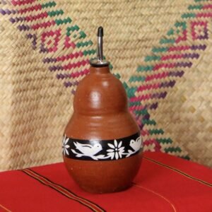 Pumpo artesanal de barro con pipeta dosificadora, ideal para aceite, vinagre o salsas. Diseño pintado a mano con arte zoque.