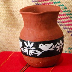 Florero artesanal de barro pintado a mano con diseño zoque. Ideal para decoración con flores naturales o secas.