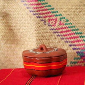 Tortillero artesanal de barro con tapa, pintado a mano con diseño tradicional. Ideal para conservar tortillas calientes o como pieza decorativa.