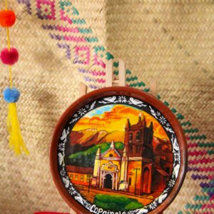 Pieza artesanal única pintada a mano que representa la icónica iglesia de Copainalá, Chiapas. Ideal para decoración con identidad cultural mexicana.