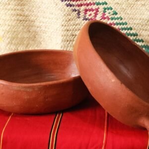 Olla de barro artesanal conocida como cochinitera, ideal para cocinar de manera tradicional conservando el sabor auténtico de la cocina mexicana.