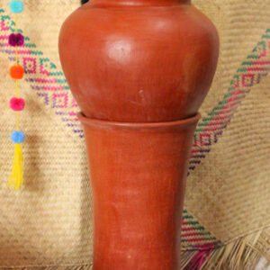 Tinaja de barro elaborada artesanalmente, ideal para conservar agua de forma natural o como elemento decorativo con esencia tradicional mexicana.