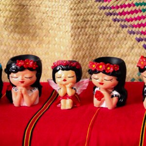 Maceteros pequeños artesanales con diseño de muñequitas, perfectos para suculentas o como decoración llena de color y tradición.