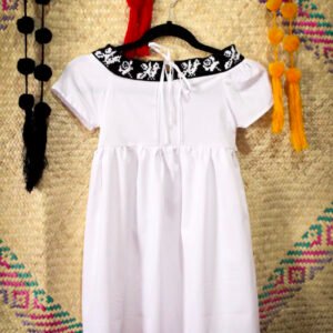 Vestido artesanal para niña con bordado zoque en el cuello, ideal para un estilo cómodo, fresco y con identidad cultural.