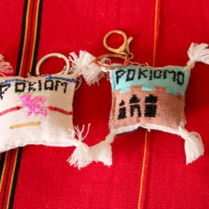 Llaveros artesanales con bordado zoque, ideales para llaves o como accesorio decorativo para bolsas y mochilas.