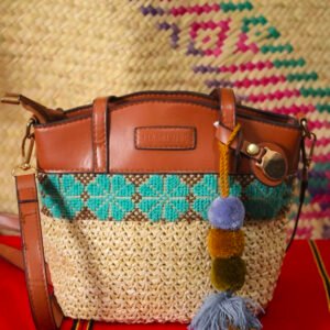 Bolsa artesanal con aplicaciones de bordado, ideal para uso diario con un estilo moderno y toque tradicional mexicano.
