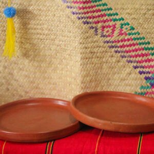 Platos de barro elaborados artesanalmente, ideales para servir alimentos o cocinar con un estilo tradicional mexicano.