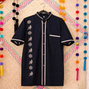 Guayabera artesanal con aplicación de bordado zoque, disponible en diferentes tallas y colores. Ideal para un estilo elegante con identidad cultural.
