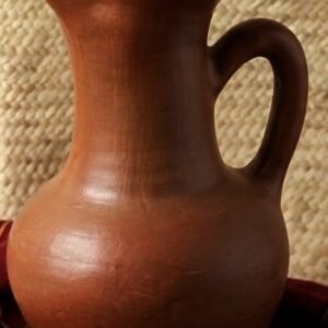 Jarrón de barro elaborado artesanalmente, ideal para decorar espacios o utilizar como recipiente con estilo rústico y tradicional.