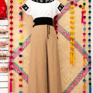 Conjunto artesanal inspirado en la cultura zoque, disponible completo o por piezas. Incluye blusa bordada, pantalón y cinturón, ideales para un estilo auténtico y elegante.