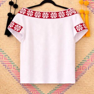 Blusa artesanal con bordado zoque en el cuello, disponible en varios colores. Ideal para un look fresco con identidad cultural.