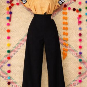 Conjunto artesanal con bordado zoque, compuesto por blusa y pantalón, ideal para un look cómodo, moderno y con identidad mexicana.