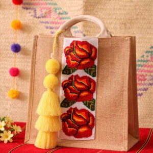 Bolsa de yute con aplicación de chaquira hecha a mano, ideal para uso diario con un toque artesanal y elegante.