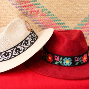 Sombrero artesanal con aplicación de bordado zoque. Disponible en acabado de gamuza y tipo maya, ideal para un estilo auténtico y elegante.