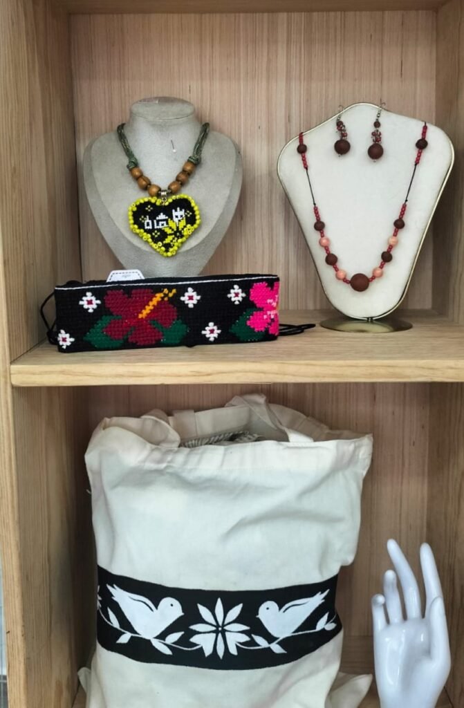 accesorios con bordado zoque tradicional de copainala chiapas