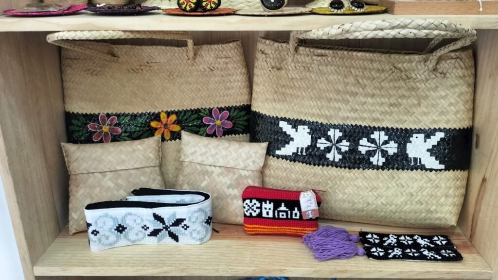accesorios con bordado zoque tradicional de copainala chiapas